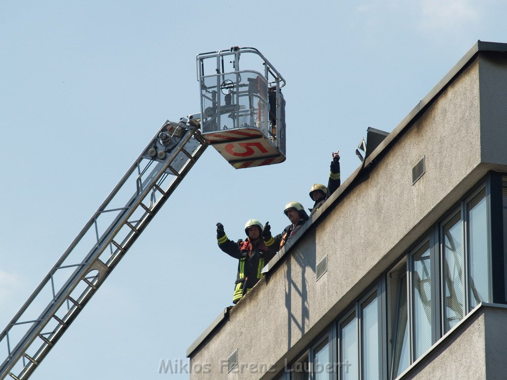 Brand Flachdach Koeln Agnesviertel  Huelchratherstr   P075.JPG